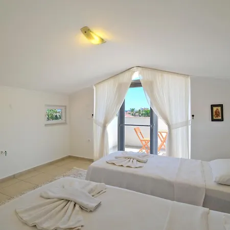 Amber 4 Plus 3 With Pool,sauna And Billiards In Βίλα