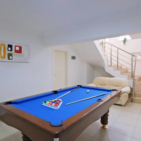 Amber 4 Plus 3 With Pool,sauna And Billiards In
