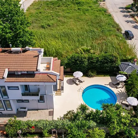 Amber 4 Plus 3 With Pool,sauna And Billiards In Βίλα